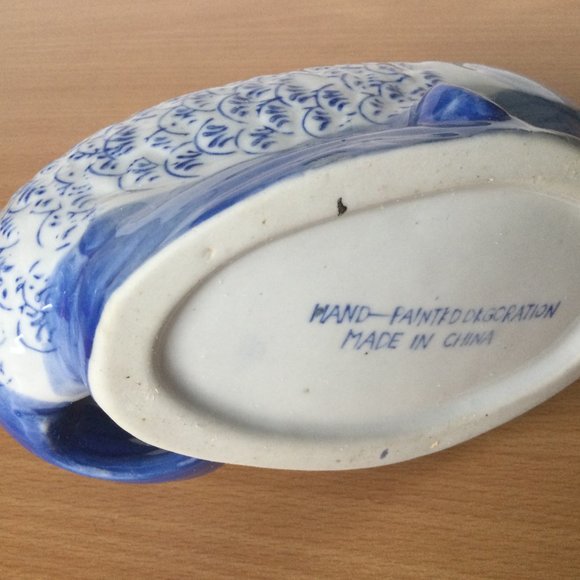 Vintage Chinese blue & white porcelain fish jar vase figurine - Picture 6 of 7